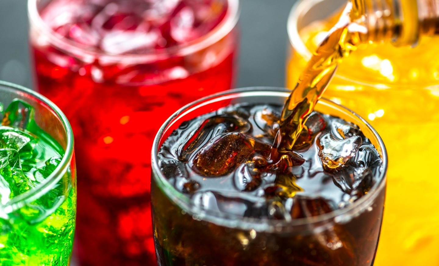 As bebidas energéticas combinam diferentes estimulantes, como cafeína, guaraná e taurina, em concentrações muito elevadas