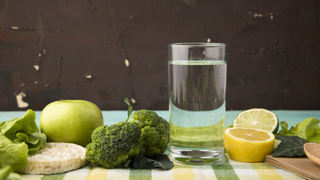 O água detox auxilia na limpeza da pele e do organismo