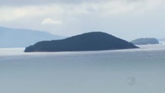Ilha da Almada tem mansão com heliponto, piscina e história marcada por leilões milionários e mistério jurídico.