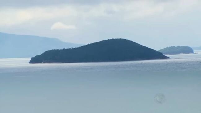 Ilha da Almada tem mansão com heliponto, piscina e história marcada por leilões milionários e mistério jurídico.