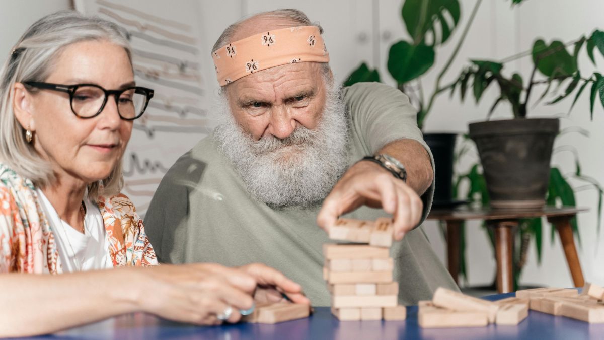 Manter a mente ativa, cultivar vínculos e adotar pequenas rotinas diárias são atitudes que ajudam a preservar a saúde mental e emocional na terceira idade