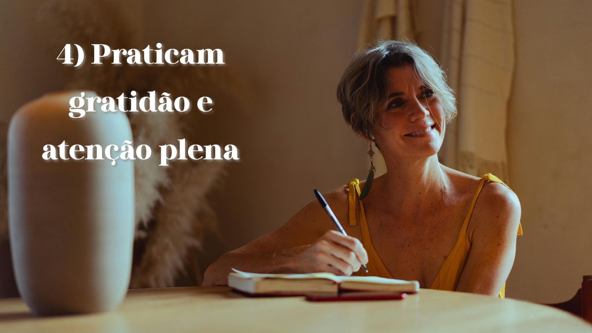 Não é preciso sentar de pernas cruzadas no alto de uma montanha para praticar atenção plena. Basta apreciar as pequenas coisas e o momento presente, pessoas com estabilidade mental focam mais no que ainda têm do que no que já perderam. Pesquisas mostram que a gratidão ajuda a reprogramar o cérebro para notar os aspectos positivos, reduzindo o estresse e melhorando o bem-estar geral. Um modo de fazer isso pode ser anotar três pequenas coisas que é grato ao fim do dia/ Los Muertos Crew/Pexel