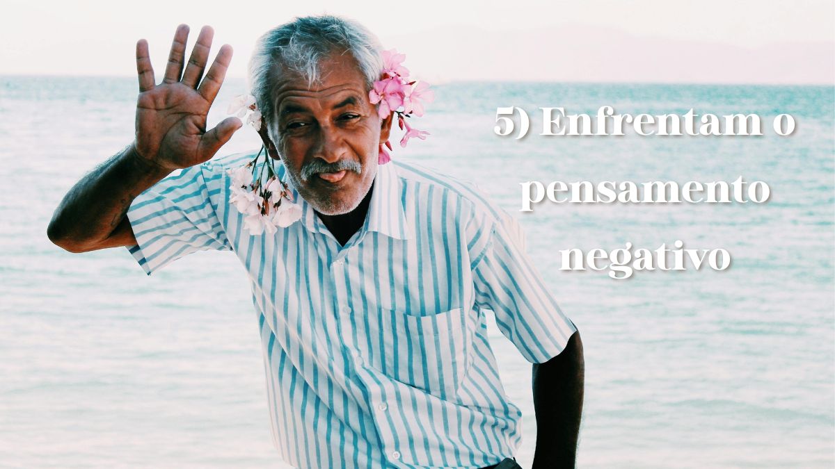 É fácil, com a idade, cair em uma mentalidade de declínio dizer "estou velho demais para isso" ou "meus melhores anos ficaram para trás". Mas pessoas mentalmente fortes não deixam esses pensamentos dominarem. Os psicólogos chamam isso de reformulação cognitiva: olhar a mesma situação sob outro ângulo. Em vez de pensar "não consigo mais fazer isso", elas dizem "ainda consigo, só de um jeito diferente". Essa pequena mudança muda tudo. A resiliência não é fingir que nada de ruim acontece é se reerguer rapidamente quando acontece/ Kader Azra Namuslu/Pexel