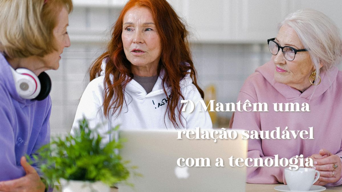 As tecnologias modernas podem ser confusas. Mas quem envelhece bem encontra um equilíbrio saudável com ela. Usam a tecnologia para se conectar e se informar, sem deixar que ela os consuma. Ficar rolando as redes sociais sem parar não é o objetivo. Conversar por vídeo com os netos todo domingo é outra história. Aprender novas tecnologias também mantém a humildade um lembrete de que crescer não tem prazo de validade. E, claro, sempre rende boas risadas quando os netos mostram as últimas tendências online/ Anna Shvets/Pexel