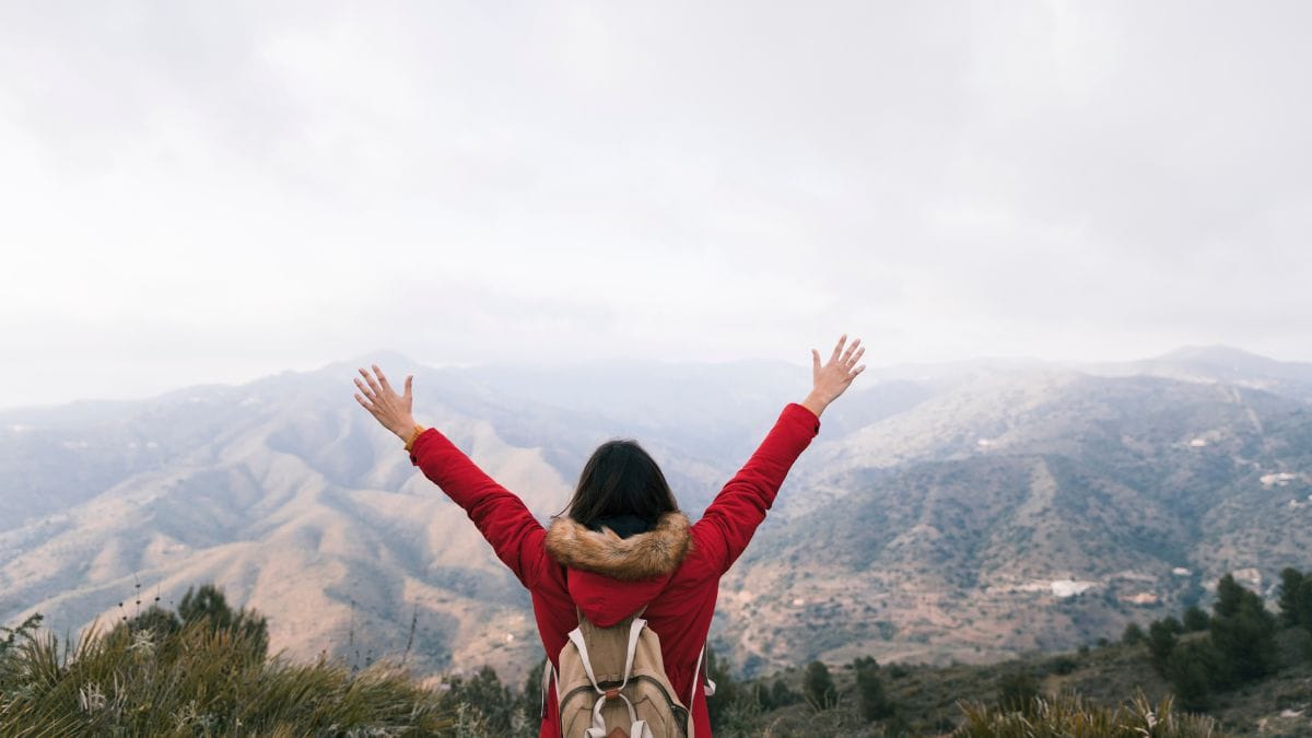 Em locais de alta altitude, o índice de radiação UV é mais elevado e o ar frio tende a ressecar a pele com facilidade. Por isso, o ideal é usar protetor solar FPS 50+ obrigatoriamente e optar por cremes mais densos e nutritivos/ Freepik