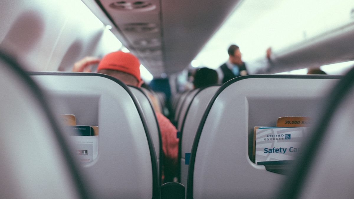 Durante voos longos, o ar seco dentro do avião provoca uma desidratação intensa. Antes de embarcar, aplique um bom hidratante e protetor solar, e durante o voo mantenha a hidratação com água termal em spray, evitando o uso de maquiagem/ StockSnap/Pixabay