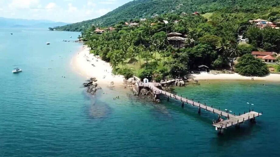 Um píer presente no local também contribui para o charme da praia, tornando o espaço ideal para fotos e momentos de contemplaçã
