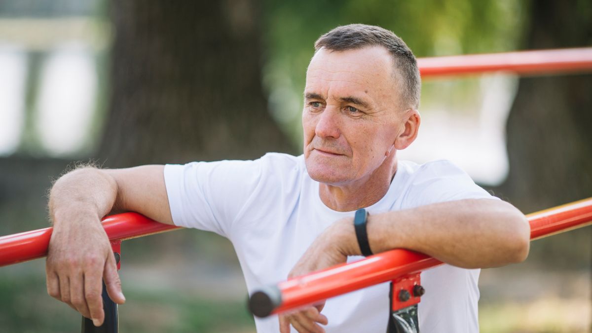 Com o envelhecimento, manter o corpo ativo é essencial. Exercícios simples de força ajudam a preservar músculos, fortalecer ossos e garantir mais equilíbrio e autonomia após os 60 anos