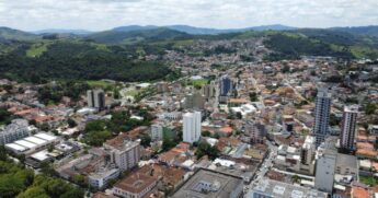 Caxambu tem apenas 21 mil habitantes e fica em uma região montanhosa do estado mineiro, localizada a 384 km de Belo Horizonte, capital de Minas Gerais