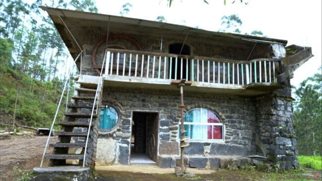 Inspirado na arquitetura italiana, ele ergueu sua casa usando apenas 2 mil pedras