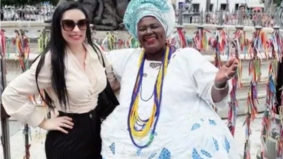 Reasilvia Bitencourt recebeu R$ 18 mil por engano e devolveu todo o valor à turista / Reprodução