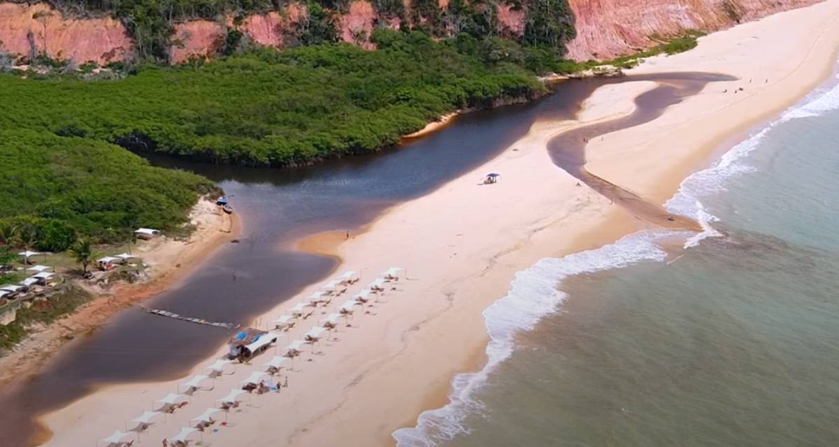 O grande destaque é justamente o encontro entre o oceano e as águas calmas do rio, que formam piscinas naturais e criam um contraste de cores e temperaturas difícil de encontrar em outro lugar/ Rodrigo Diana - Reprodução