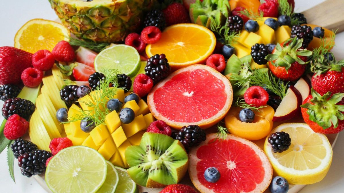 Alimentos leves e refrescantes, como frutas e saladas, ajudam a repor vitaminas e minerais / Pexels