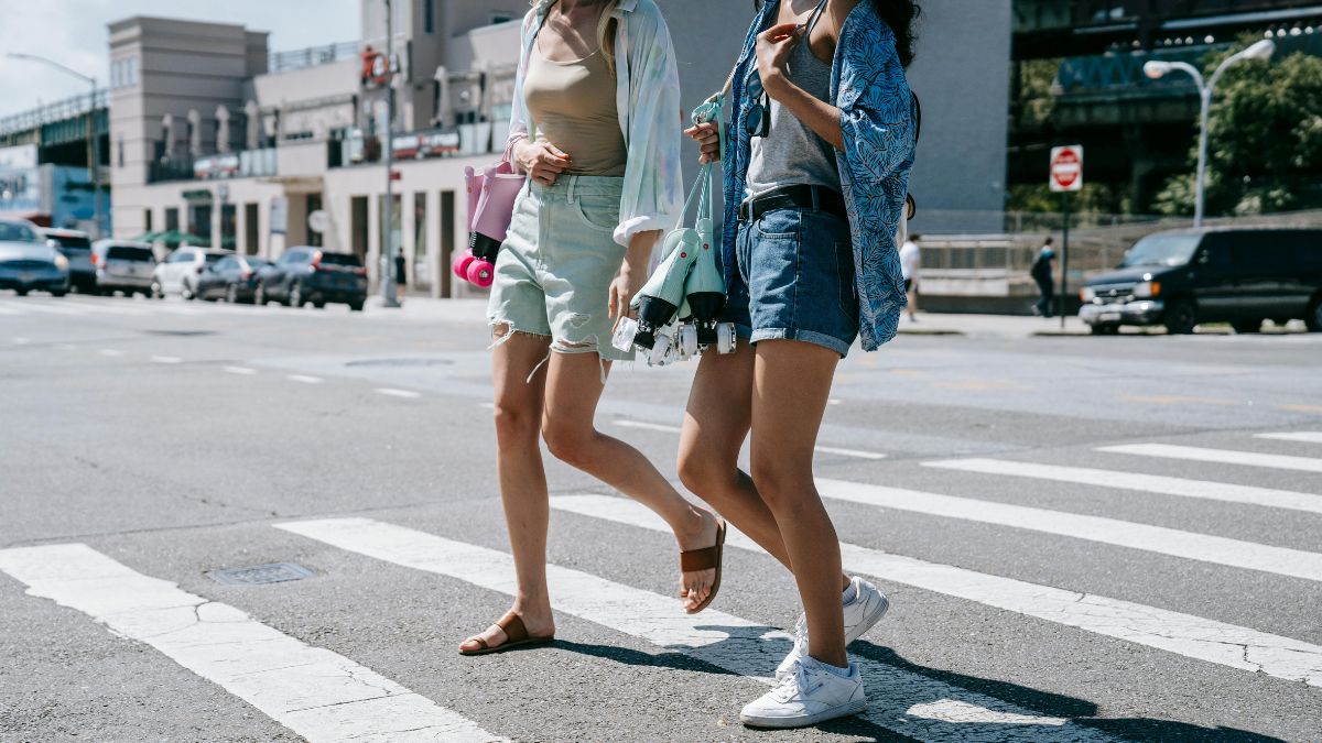 Prefira roupas leves e tecidos claros para enfrentar o calor sem sobrecarregar o corpo / Pexels