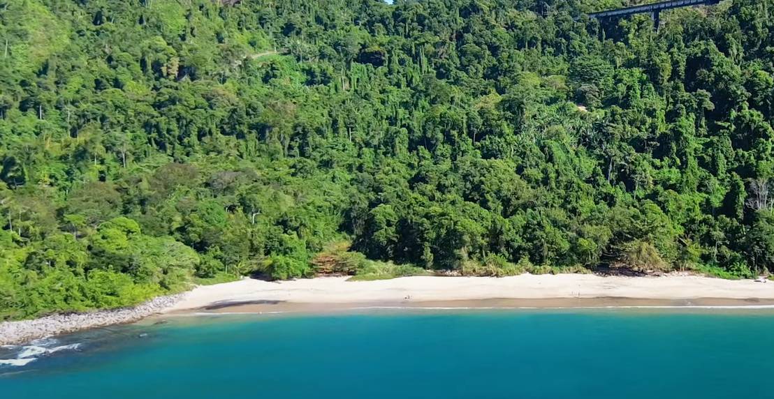 Visitar a Praia do Laboratório é mais simples do que parece. Saindo de São Paulo, o trajeto segue pela rodovia Rio-Santos (BR-101) até o território fluminense