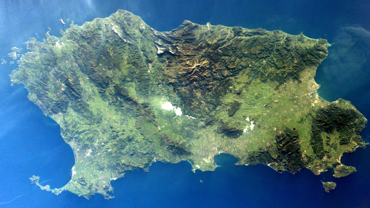 A ilha da Sardenha vista do espaço, capturada a partir da Estação Espacial Internacional / PD-NASA/Wikimedia Commons