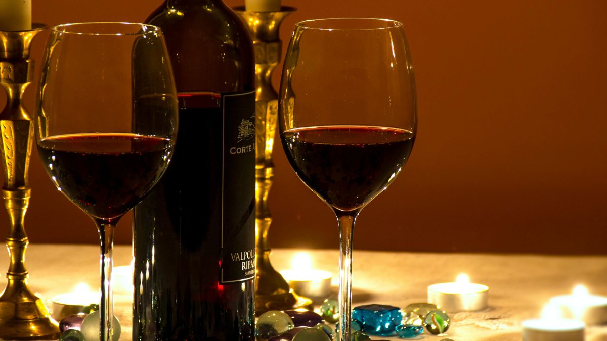 Beba vinho com moderação O consumo moderado de álcool, como o vinho ou o saquê, pode ajudar a reduzir o estresse e melhorar a saúde do coração. Mais do que isso, essas bebidas fazem parte de rituais sociais que fortalecem conexões e trazem bem-estar / Pexels