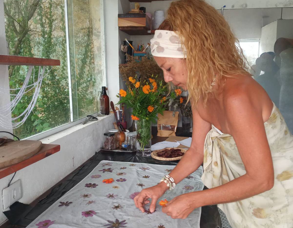 Ela trabalha em um ateliê na sua casa, em Itanhaém, há cerca de cinco anos