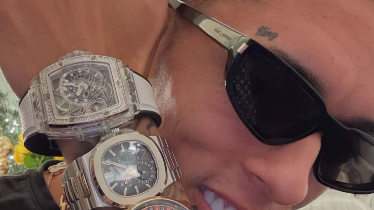 Nas redes sociais, o influenciador exibe uma vida de luxo com relógios, joias e roupas de luxo/Instagram