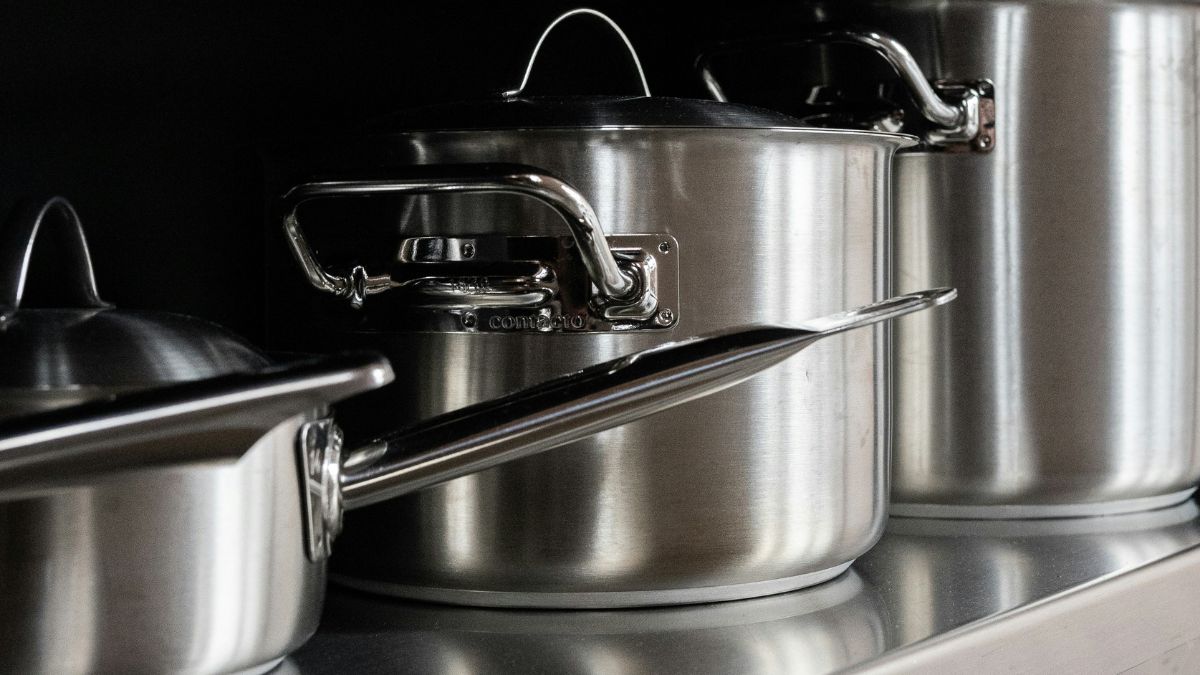 Manchas nas panelas de alumínio? O que você precisa saber antes de jogar fora