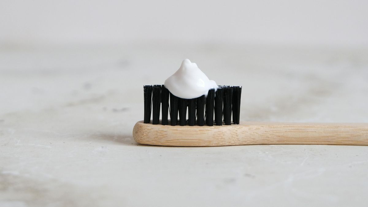 O truque da pasta de dente /Pexels Você vai precisar de: 1 frasco de detergente de coco (neutro) 2 colheres (sopa) de açúcar 1 colher (sopa) de creme dental branco Esponja de lavar louça Esponja de aço