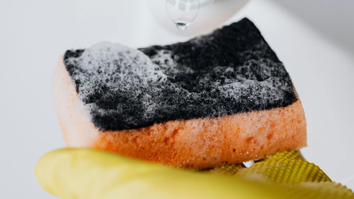 O truque da pasta de dente /Pexels Modo de preparo e aplicação: 1. Em um recipiente, misture o detergente, o açúcar e a pasta de dente até formar uma mistura cremosa. 2. Aplique uma porção da mistura sobre a panela, espalhando com a esponja comum. 3. Deixe agir por cerca de 5 minutos. 4. Esfregue com a esponja de aço. 5. Enxágue bem e seque completamente.