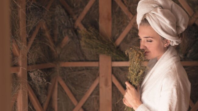 Aprenda a preparar um banho poderoso para relaxar após o trabalho