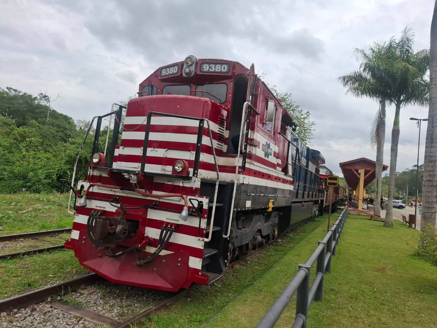 Além das fachadas pitorescas, a região abriga uma moderna fábrica de cerveja artesanal, que se tornou ponto de parada obrigatório para os visitantes