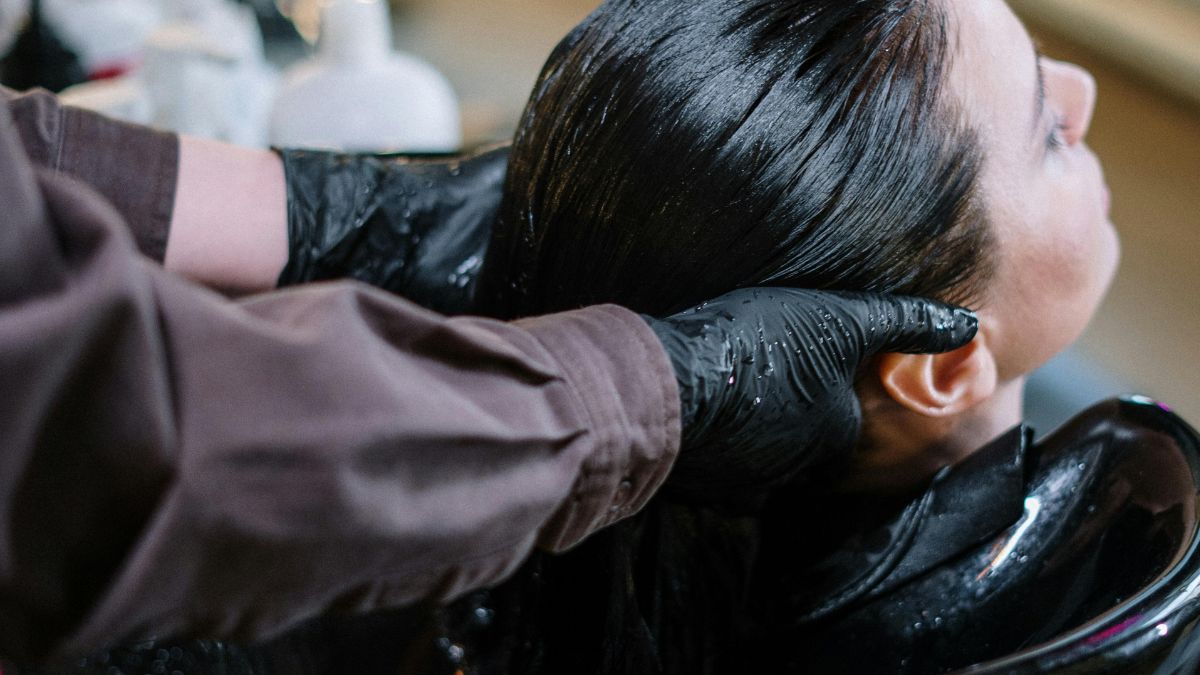 O profissional recomenda xampu e água potável para cuidar dos fios