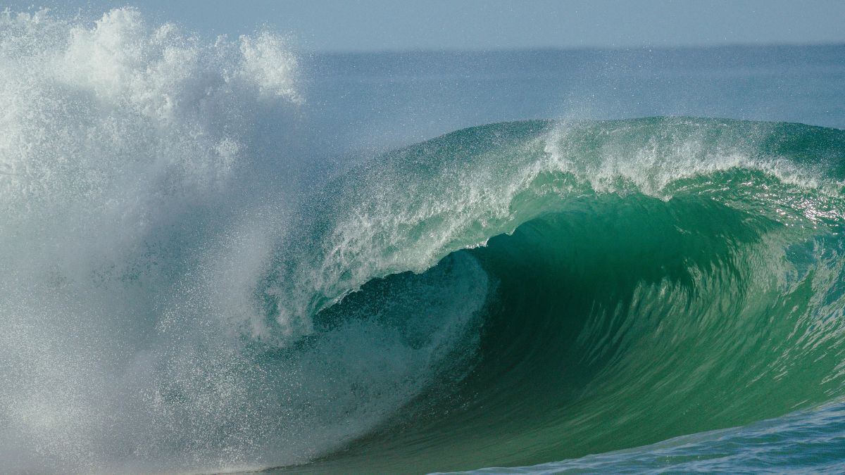 As ondulações oceânicas percorrem milhares de quilômetros, levando energia de tempestades distantes até as costas