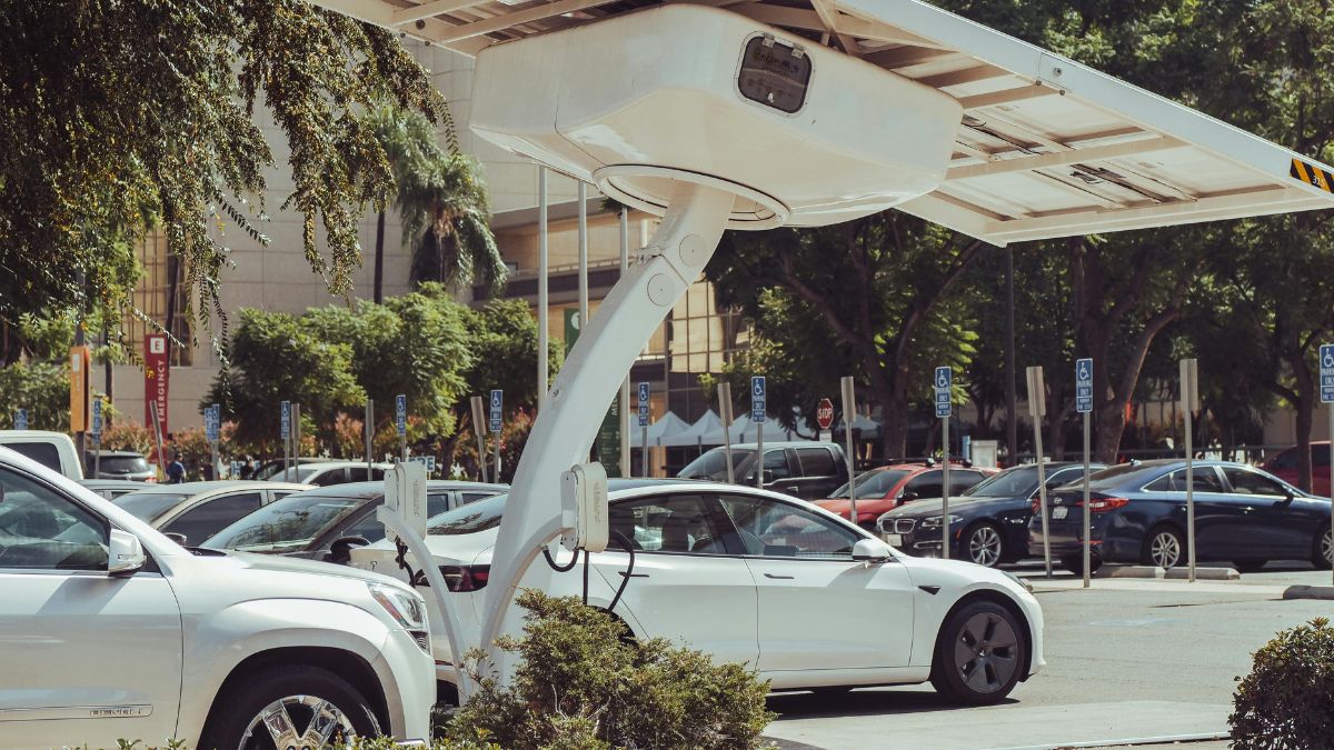 A Porsche cancelou seu SUV elétrico de ponta e agora aposta novamente em motores a combustão e modelos híbridos/Pexels