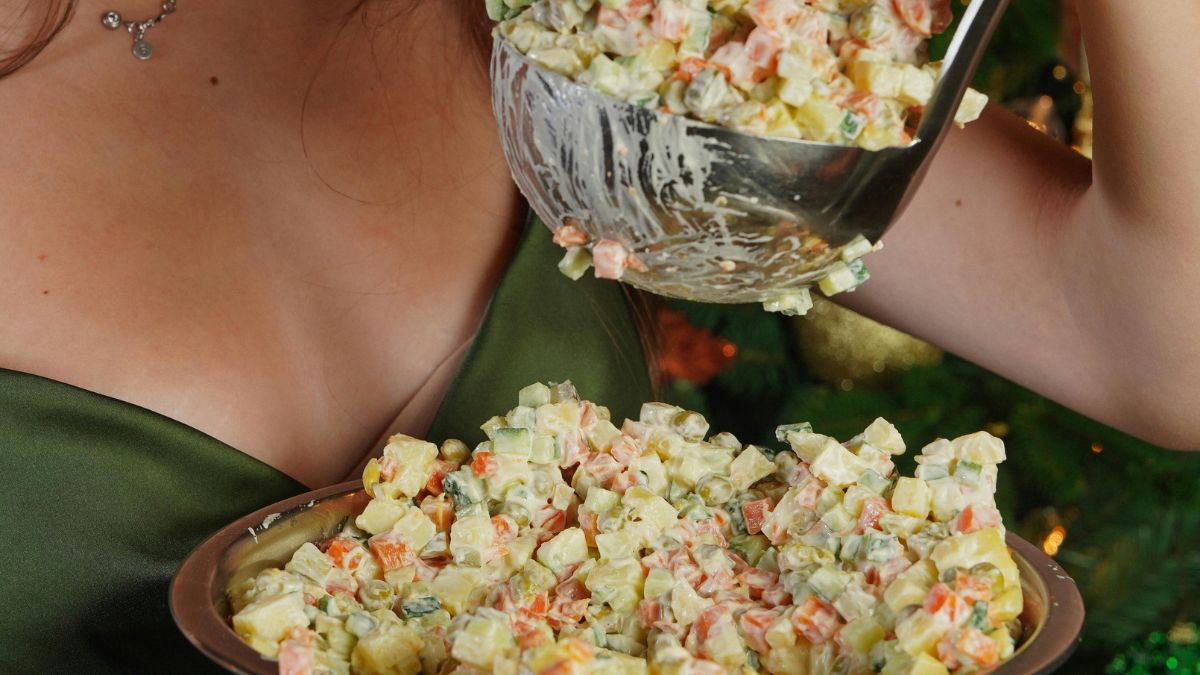 A maçã agridoce contrasta com o salgado do frango e cria um equilíbrio surpreendente/Pexels