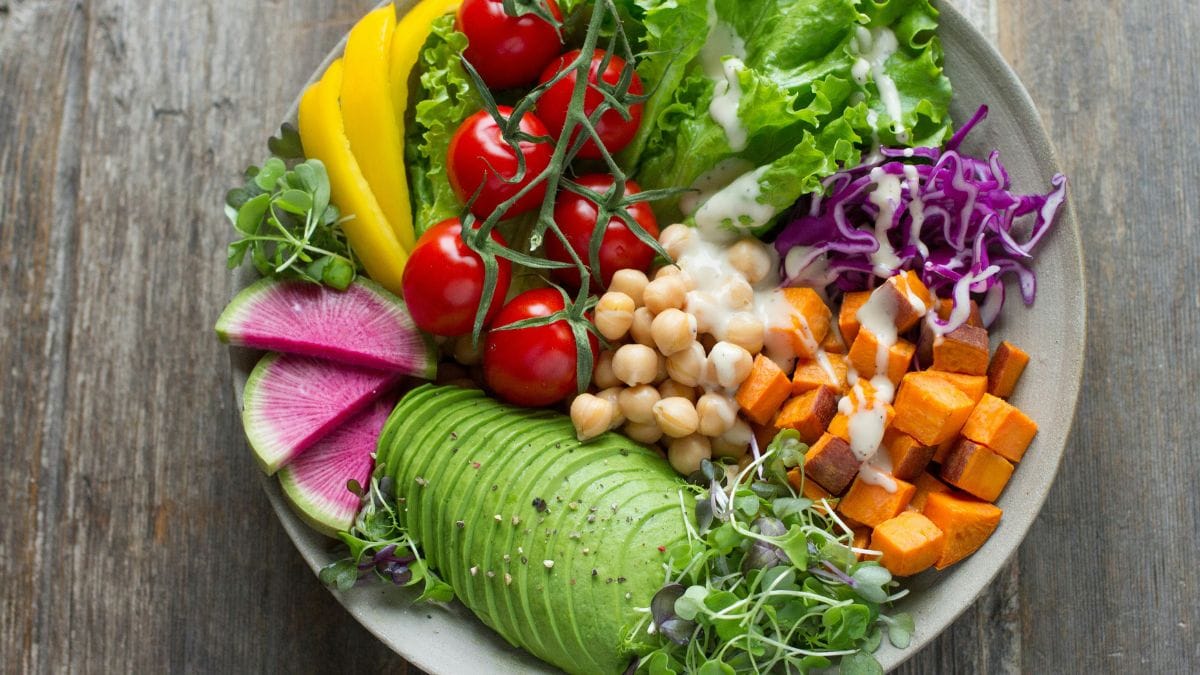 Alimentação equilibrada é a base da longevidade invista em frutas, legumes e proteínas magras todos os dias/Unplash