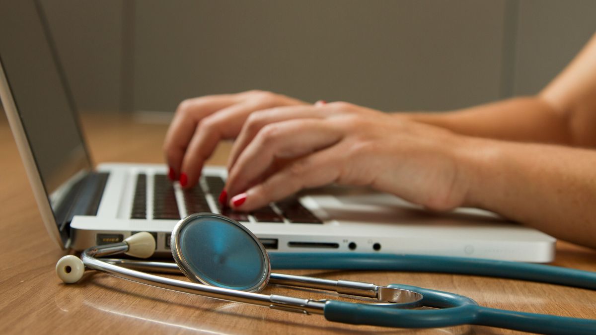 A prevenção é o melhor remédio: faça check-ups regulares e mantenha as vacinas em dia/Unplash