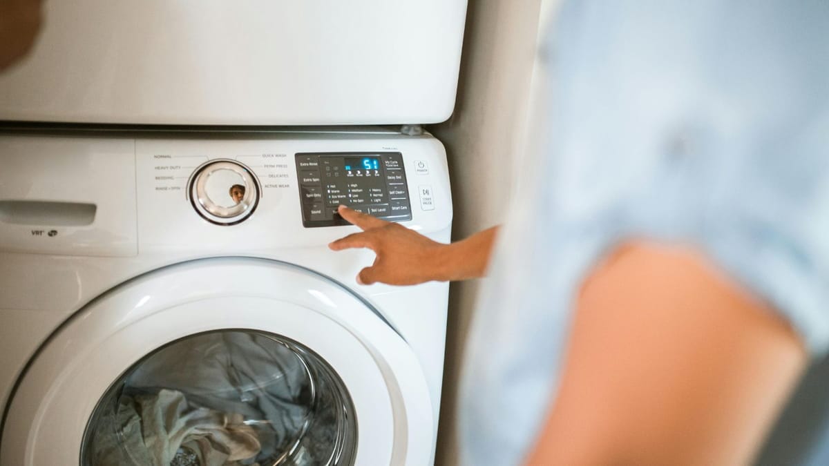 Nunca se deve misturar o vinagre com produtos à base de cloro, pois isso pode gerar gases tóxicos (RDNE Stock project/Pexels)