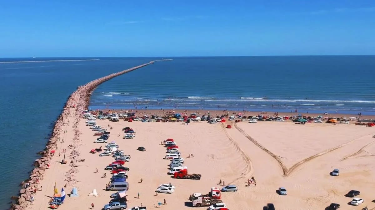 Independentemente dos conflitos, a extensão da faixa de areia é tão impressionante que pode ser vista do espaço (Reprodução)