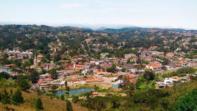 A cidade mais alta do Brasil, Campos do Jordão, localizada no interior de São Paulo, situa-se a 1.628 metros acima do nível do mar.