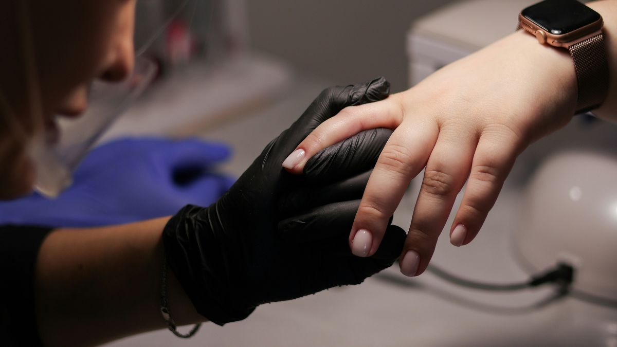 A proibição visa proteger a saúde de consumidores e profissionais expostos à luz UV ou LED /Unsplash