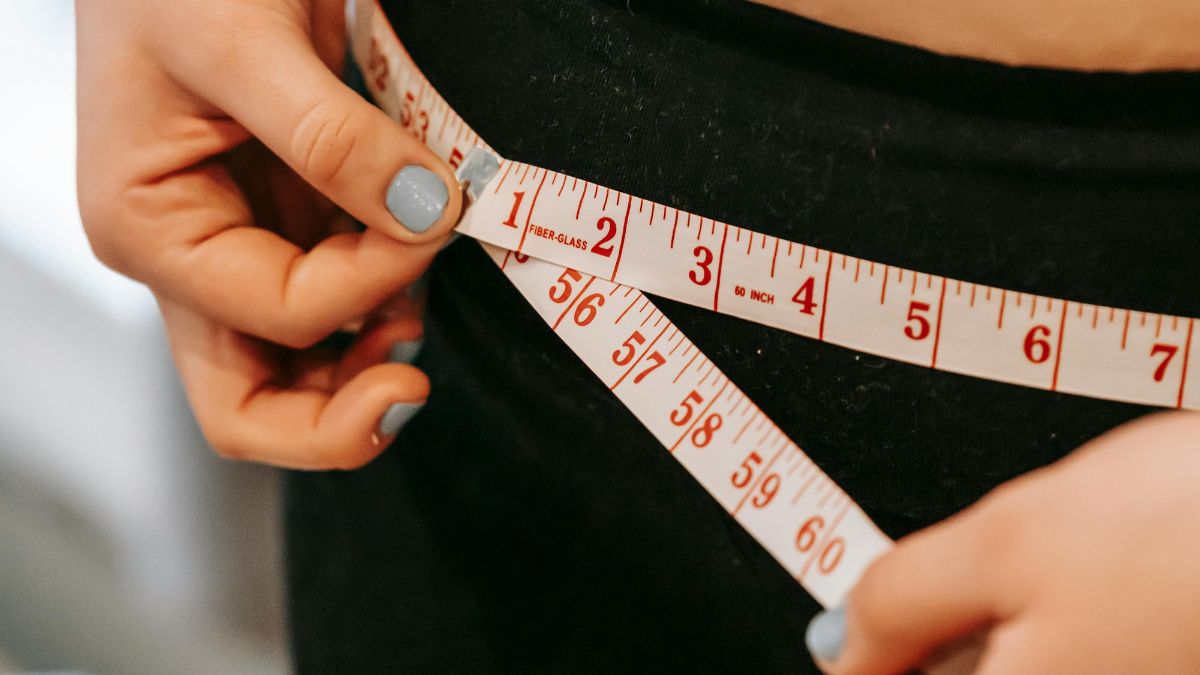 A prancha padrão ativa esses músculos de forma isométrica, ou seja, através de uma contração sustentada sem movimento articular (Andres Ayrton/Pexels)