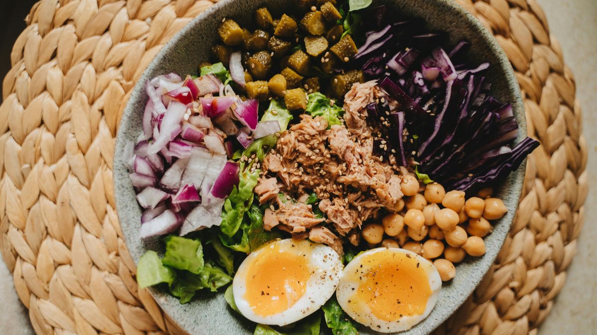 Uma dieta equilibrada é tão importante quanto o treino. Invista em alimentos ricos em vitamina D, cálcio e magnésio, que mantêm os ossos fortes e os músculos funcionando com eficiência pequenas escolhas diárias fazem grandes diferenças a longo prazo/ Alesia Kozik/Pexel