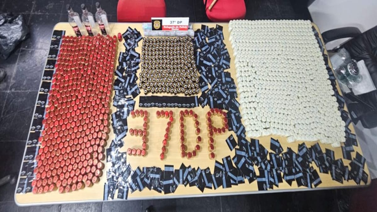 Polícia apreendeu 1,8 mil lacres e tampas de uísques de diferentes marcas nacionais e importadas, além de três garrafas vazias