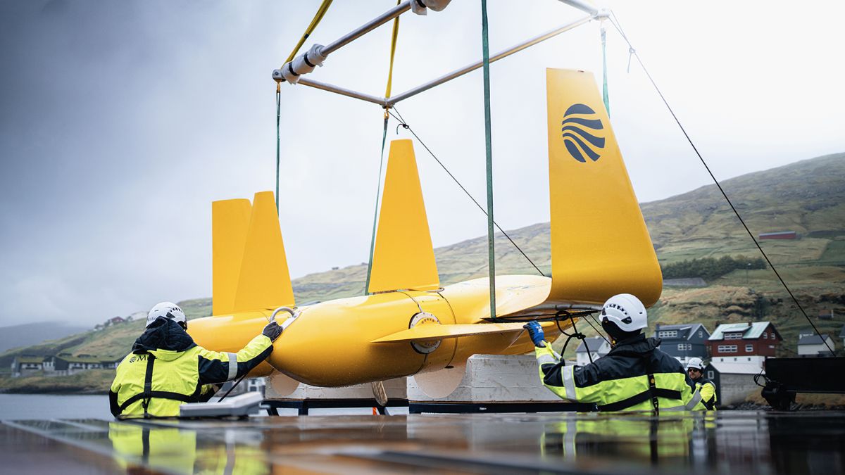 Engenheiros da Minesto preparam o lançamento de uma das turbinas, que será submersa a cerca de 40 metros de profundidade. Cada equipamento pode pesar até 28 toneladas/ Minesto
