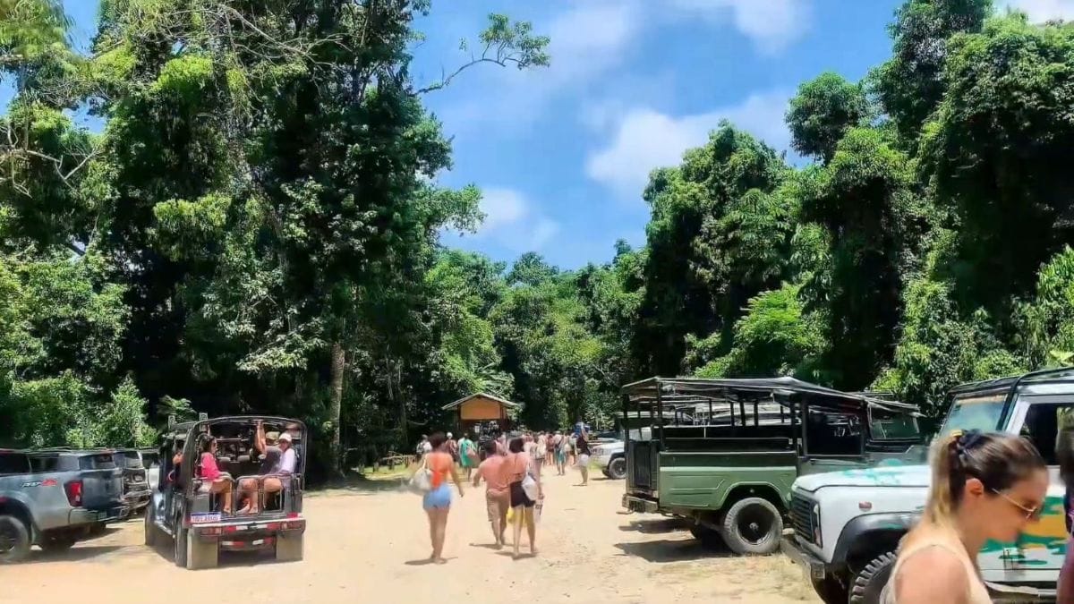 O acesso à praia é limitado, feito por trilha, estrada para 4x4 ou barco, o que ajuda a manter a natureza preservada
