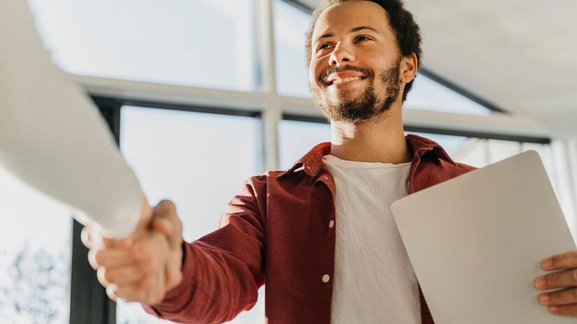 Vagas que exigem competências em inteligência artificial cresceram cerca de 70% em um ano, segundo o LinkedIn