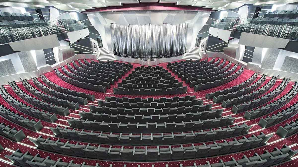 Um dos destaques do MSC Preziosa, o teatro abriga grandes espetáculos e apresentações musicais durante o cruzeiro/ PromoAção