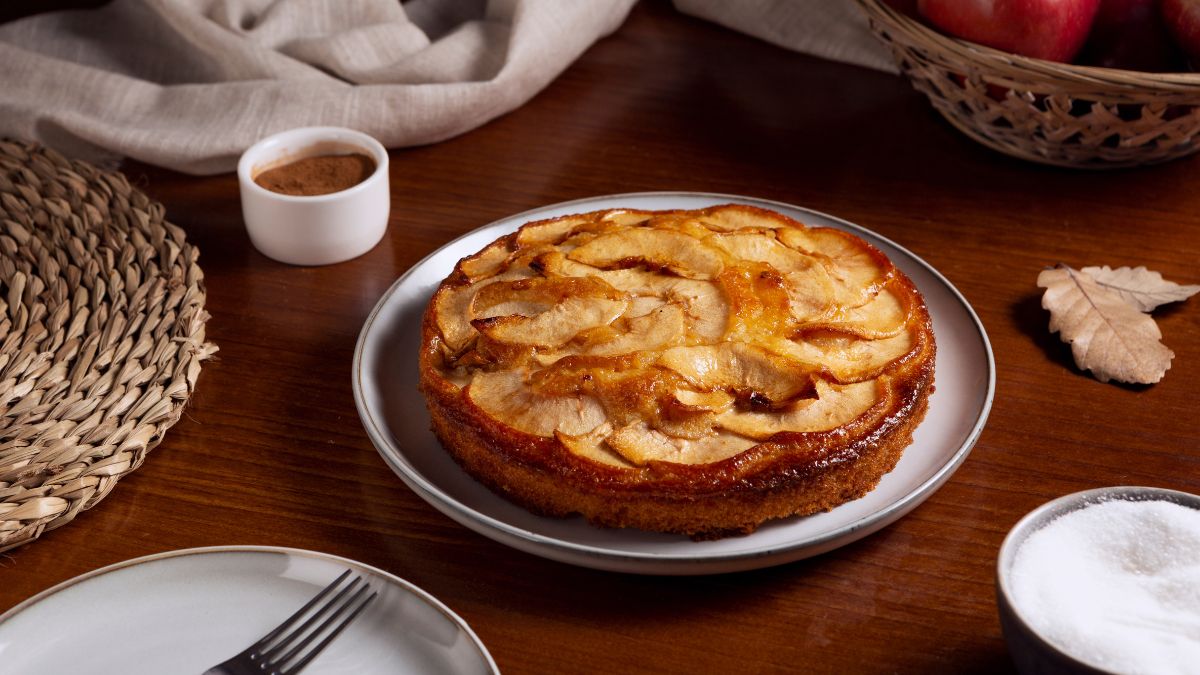 Bolo de maçã saudável preparado no liquidificador com sabor naturalmente adocicado pela fruta