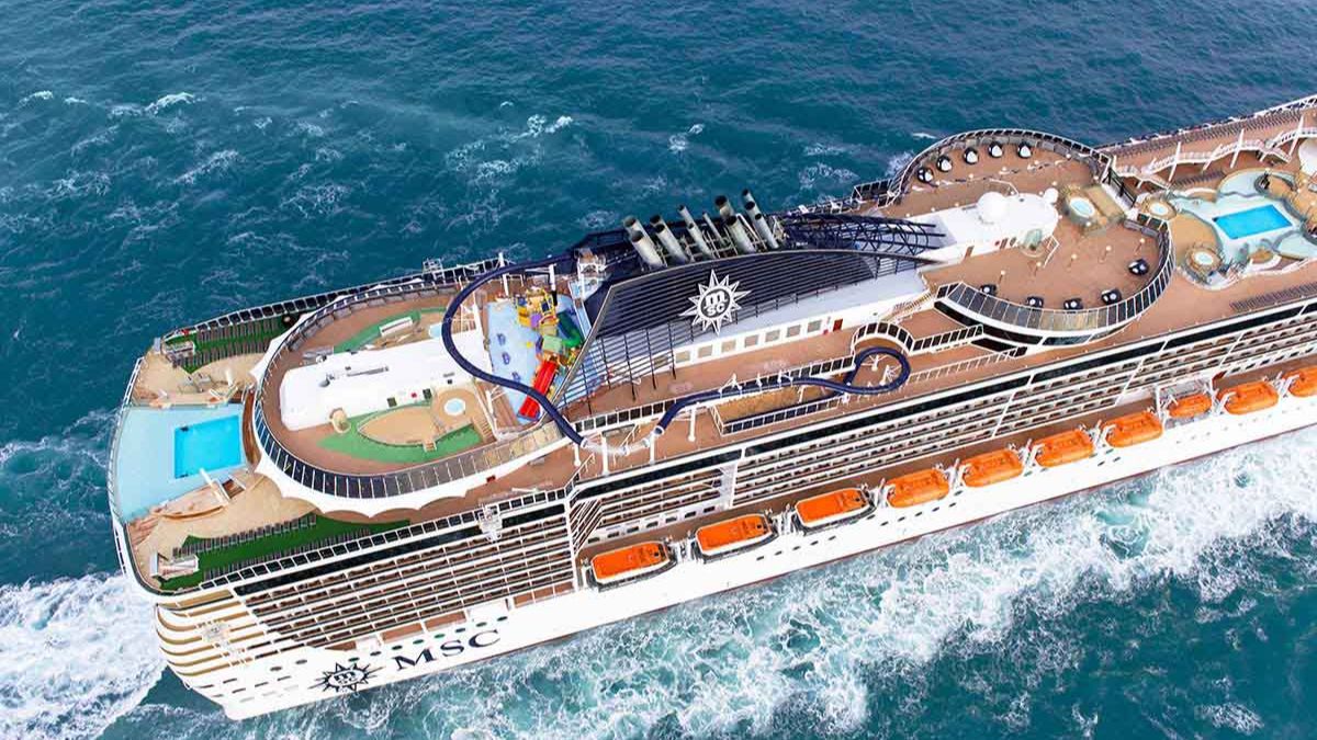 O MSC Preziosa impressiona pela grandiosidade e infraestrutura completa, com piscinas, toboáguas e áreas de lazer ao ar livre/ PromoAção