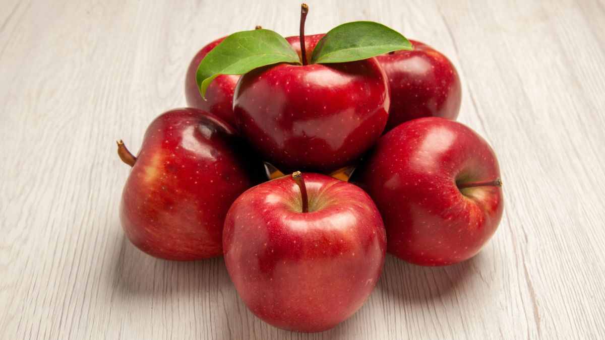 A maçã por seu alto teor de fibra, especialmente pectina, ajuda a regular o intestino e a manter uma flora intestinal saudável, favorecendo a digestão/ KamranAydinov/Freepik
