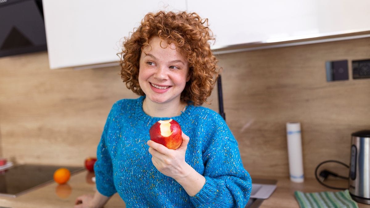 A fruta pode também contribuir para a saúde do coração, já que contém antioxidantes como quercetina e polifenóis, que ajudam a reduzir o colesterol "ruim" (LDL) e proteger as artérias/ Stefamerpik/Freepik