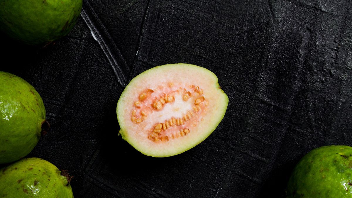 Queridinha das feiras, a goiaba tem polpa doce e é campeã em potássio e vitamina C/ Freepik